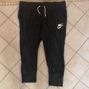 Nike drawstring capri jogger sweatpants